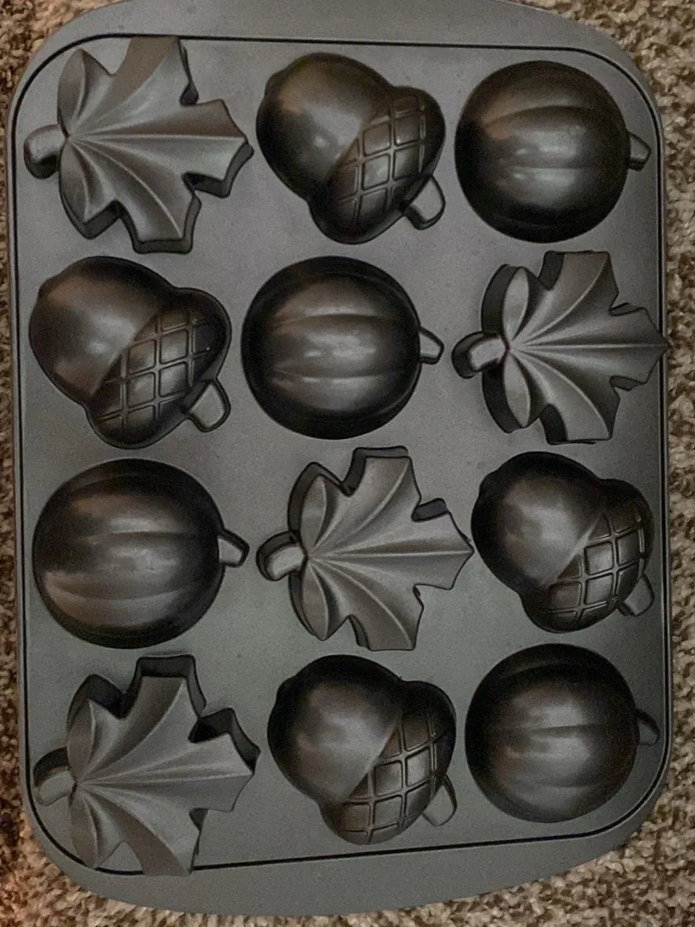 Wilton Autumn Leaf & Acorn Nonstick Bake Pan - Gray